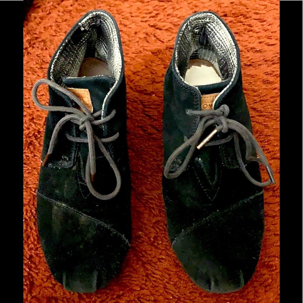 Trend! Toms black wedge suede booties 6.5M